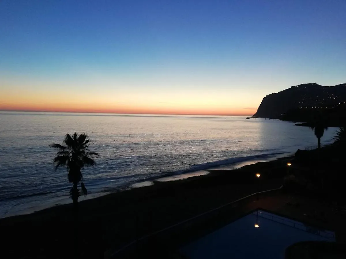 By The Beach & Pool Apartment Funchal