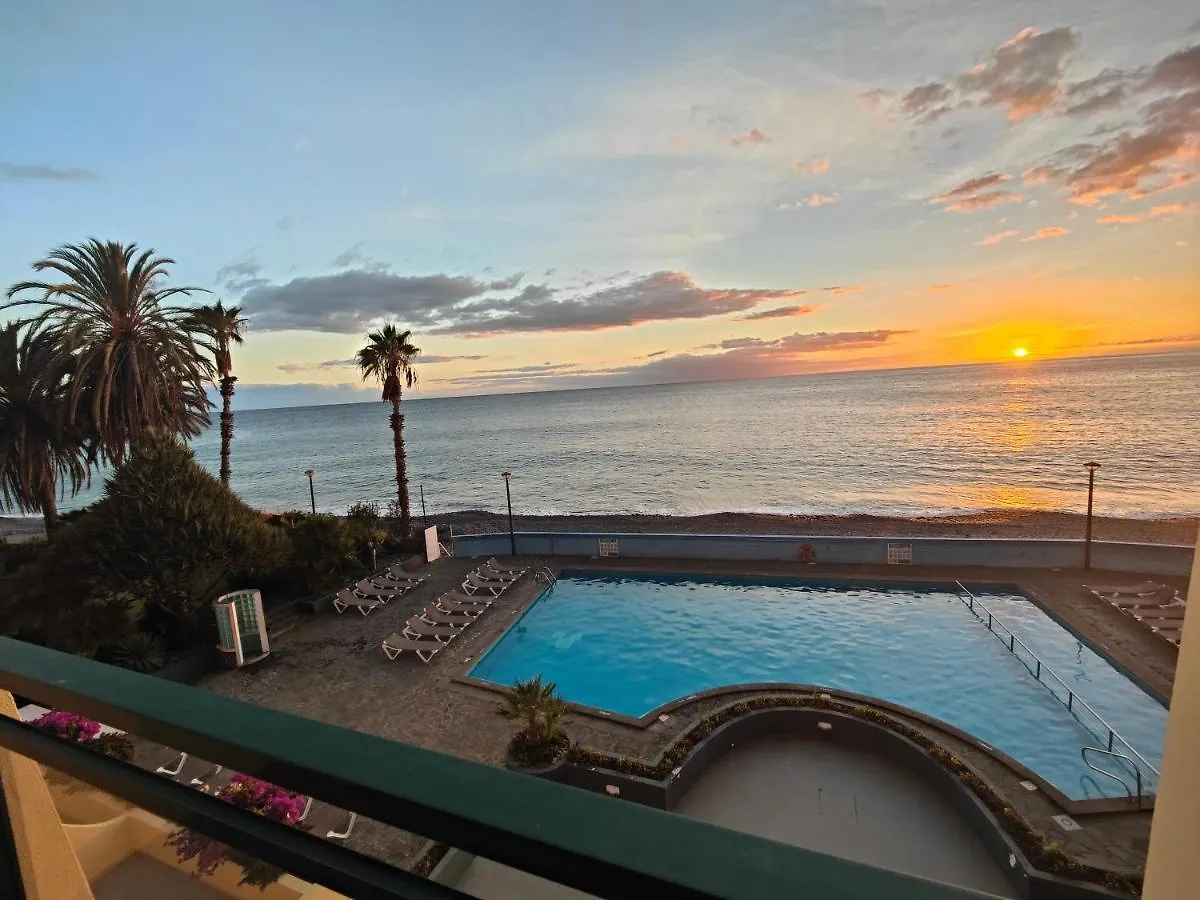 By The Beach & Pool Apartment Funchal