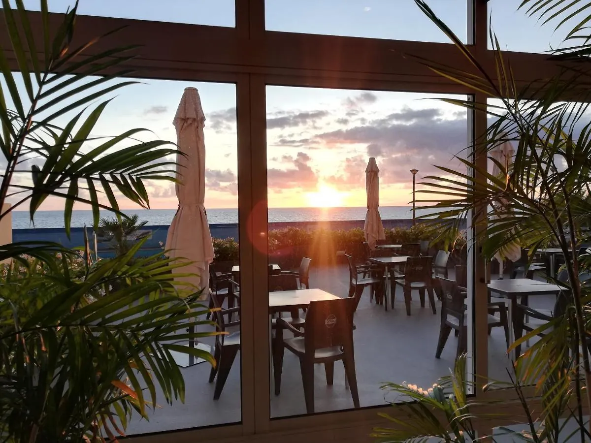 By The Beach & Pool Apartment Funchal