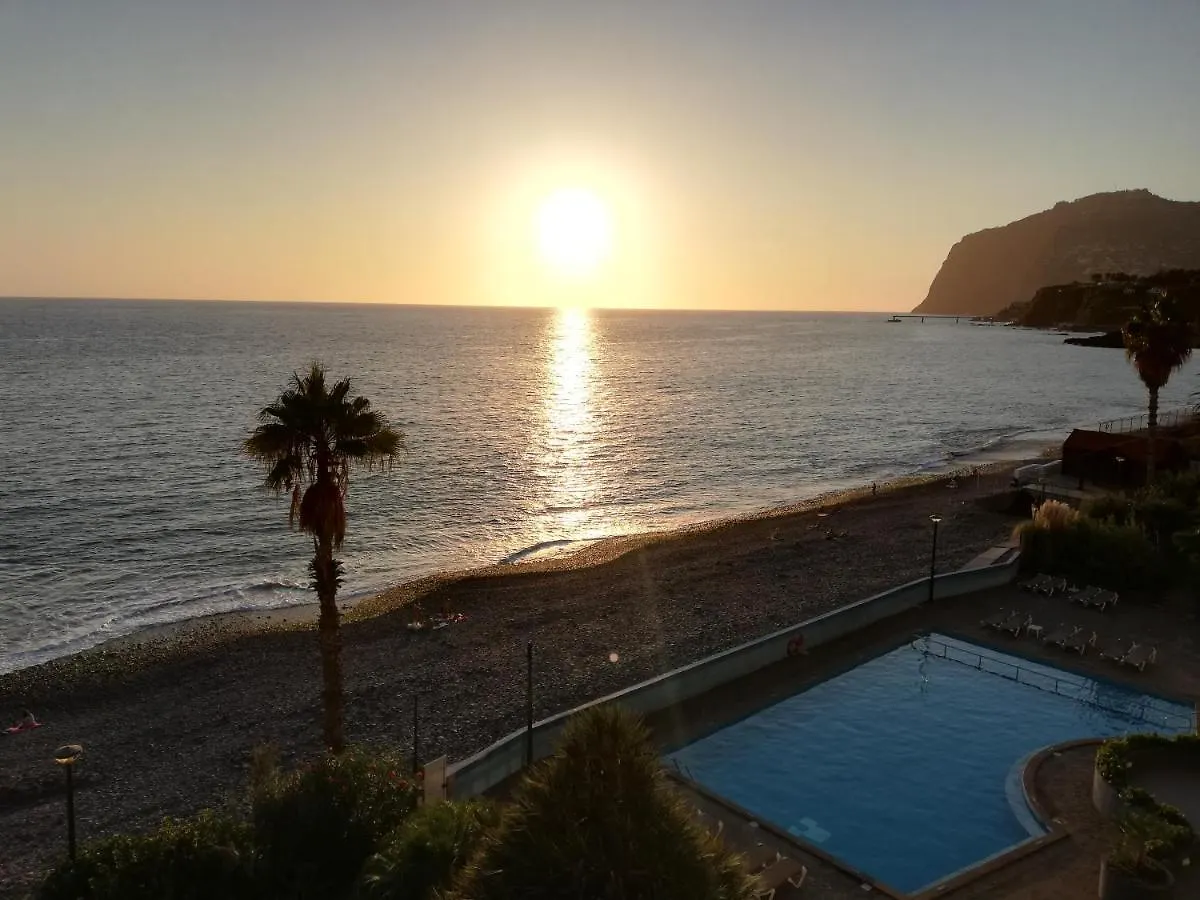 By The Beach & Pool Apartment Funchal