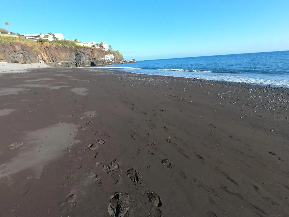 By The Beach & Pool Apartment Funchal