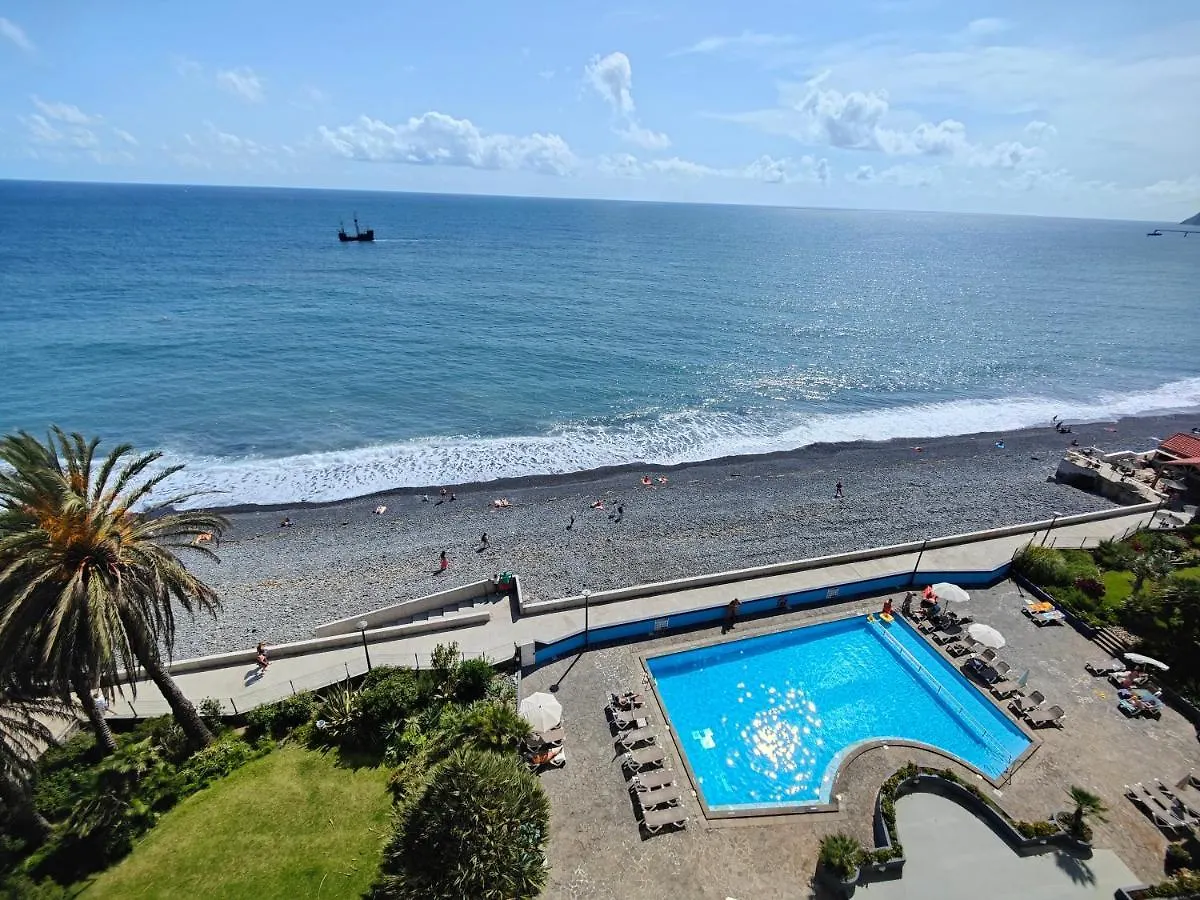 By The Beach & Pool Apartment Funchal