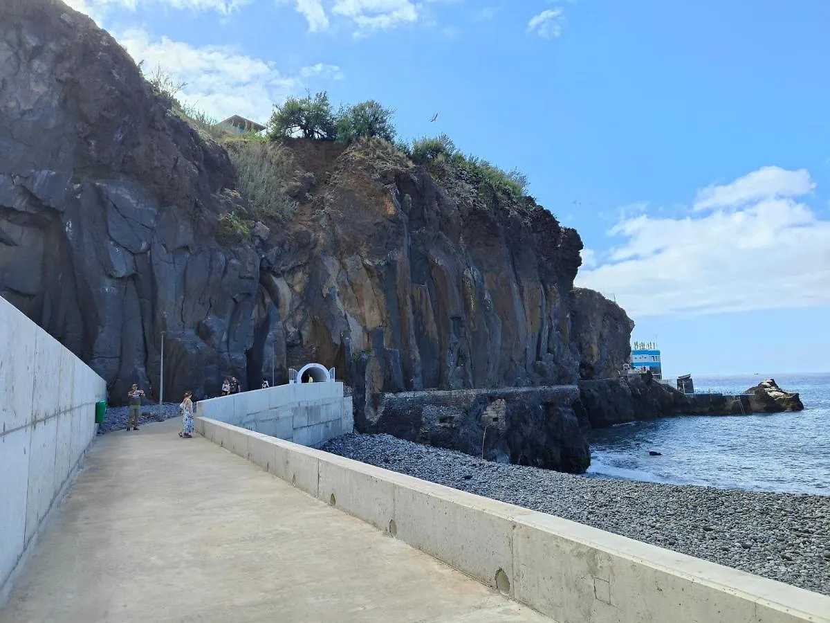 By The Beach & Pool Apartment Funchal