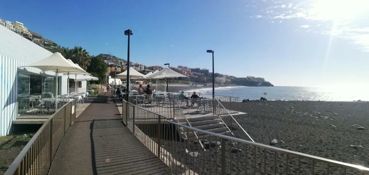 By The Beach & Pool Apartment Funchal