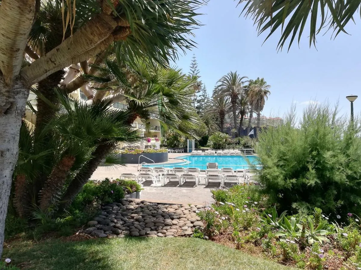 By The Beach & Pool Apartment Funchal