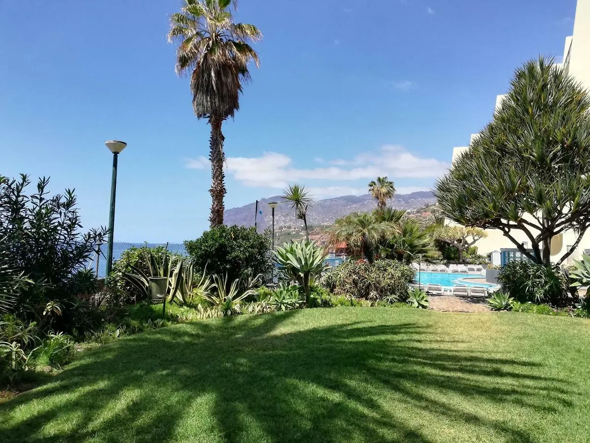 By The Beach & Pool Apartment فونشال