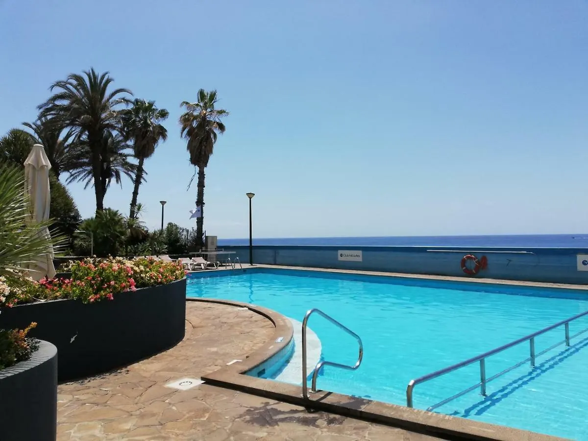 By The Beach & Pool Apartment Funchal